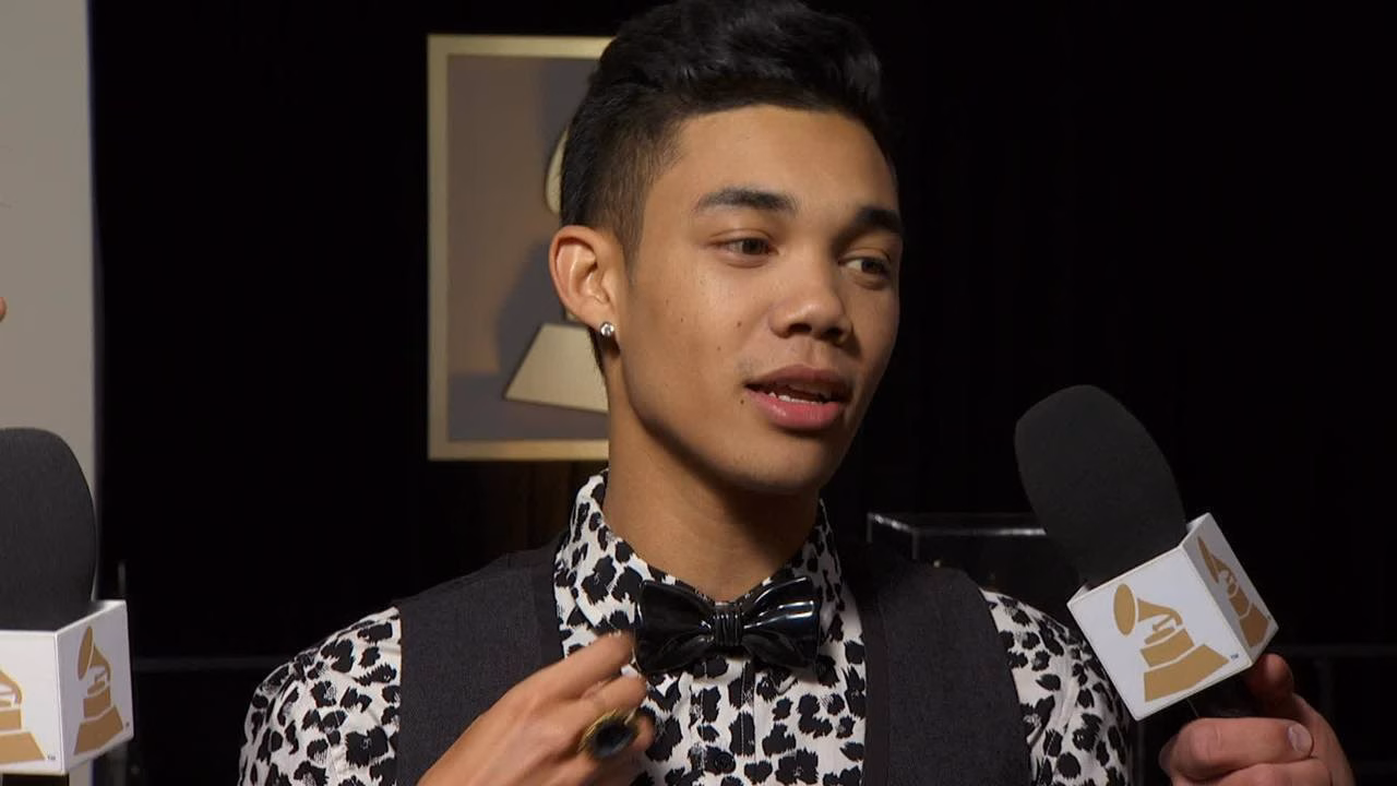 Roshon Fegan: Shows Off His Ceramic Tie