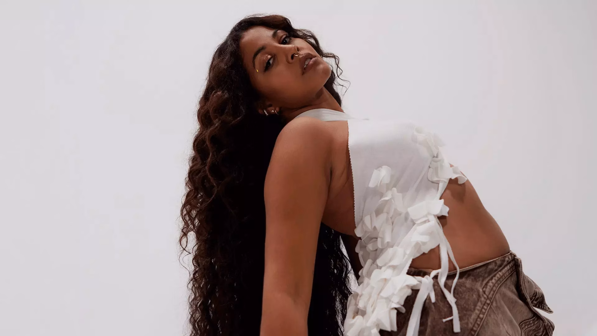 Herbal Tea & White Sofas: Yendry Reveals The “Spicy” Tour Item That Reminds Her Of Home
