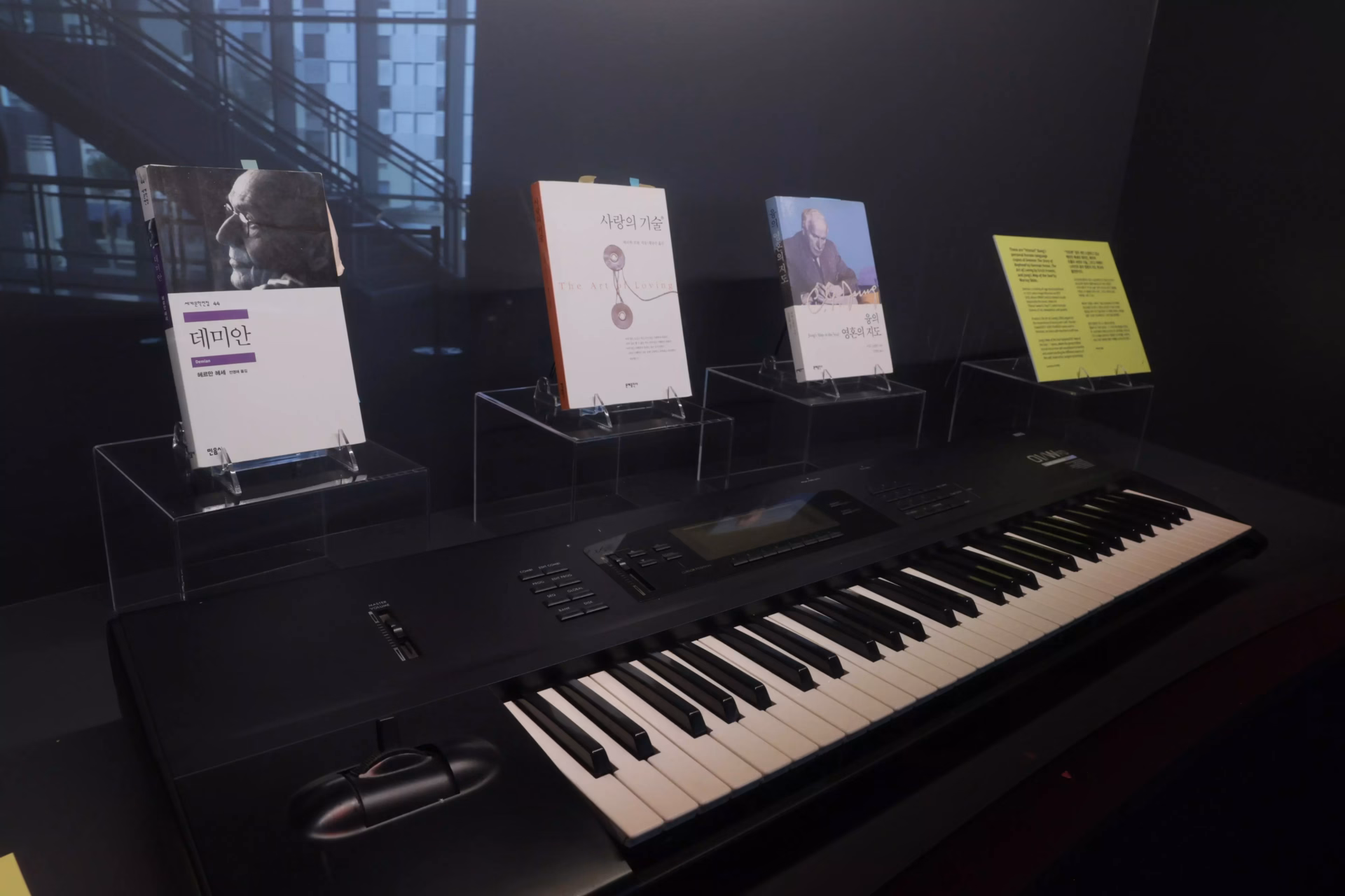 Keyboard piano at GRAMMY Museum's Exhibit