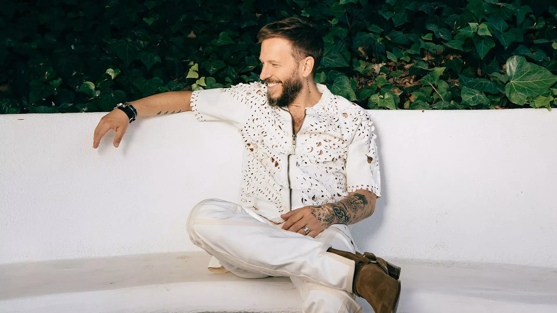 Herbal Tea & White Sofas: Noel Schajris Explains How He Takes Care Of His Voice Backstage