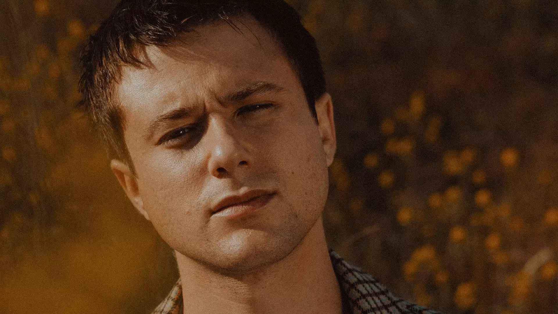 It Goes To 11: Singer/Songwriter Alec Benjamin Unveils The Acoustic Guitar That “Completely Changed” His Live Show