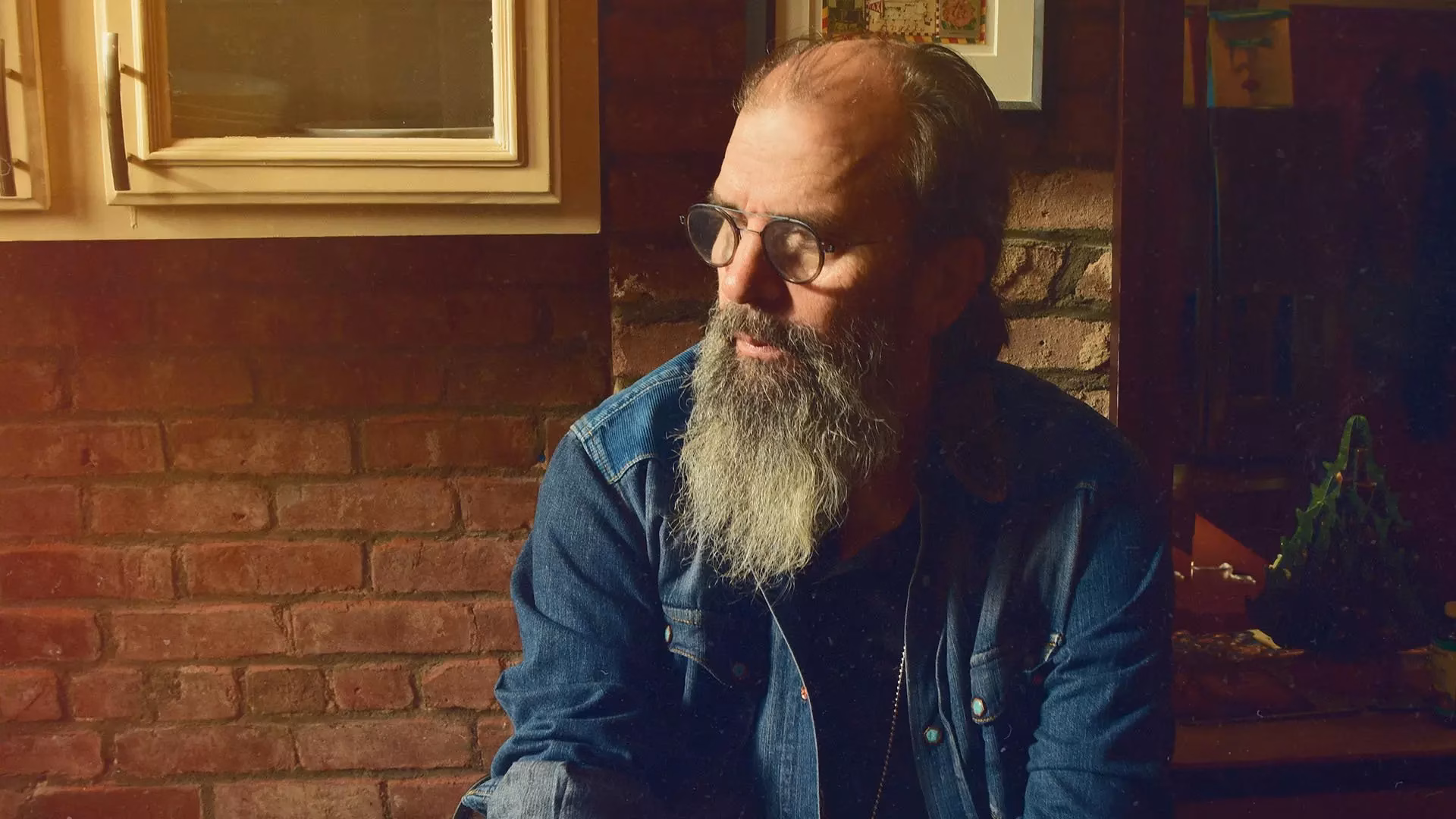 It Goes To 11: Steve Earle Marvels Over His 1935 Martin D-28, A Guitar That Chris Stapleton Inadvertently Pushed Him To Buy