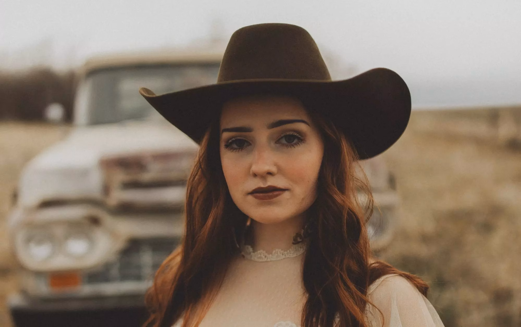 Noeline Hofmann’s Big Year: The Country Newcomer Recounts Her Journey To ‘Purple Gas’ & The Opry