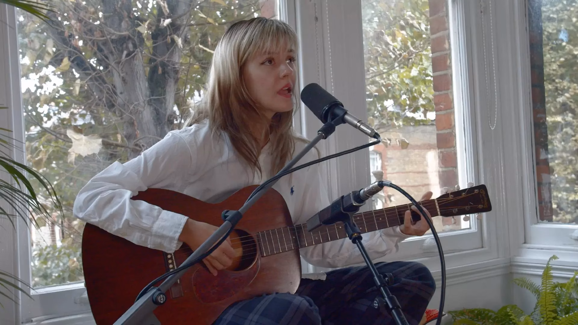 Press Play At Home: Dora Jar Chills Out With A Cozy, Acoustic Performance Of “Multiply”
