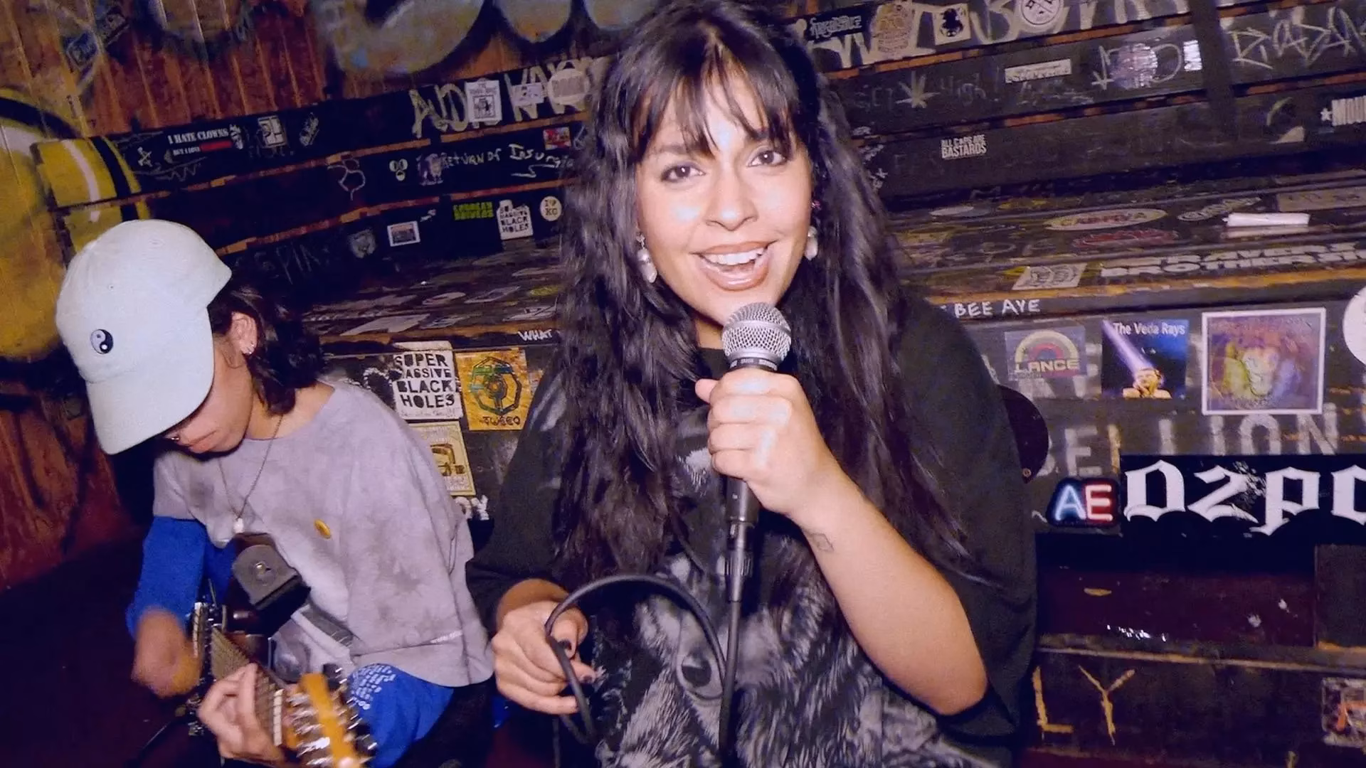 Press Play At Home: Latin R&B Star Girl Ultra Channels ’90s Grunge With A Moody Performance Of “Cosas Q Nadie Ve”