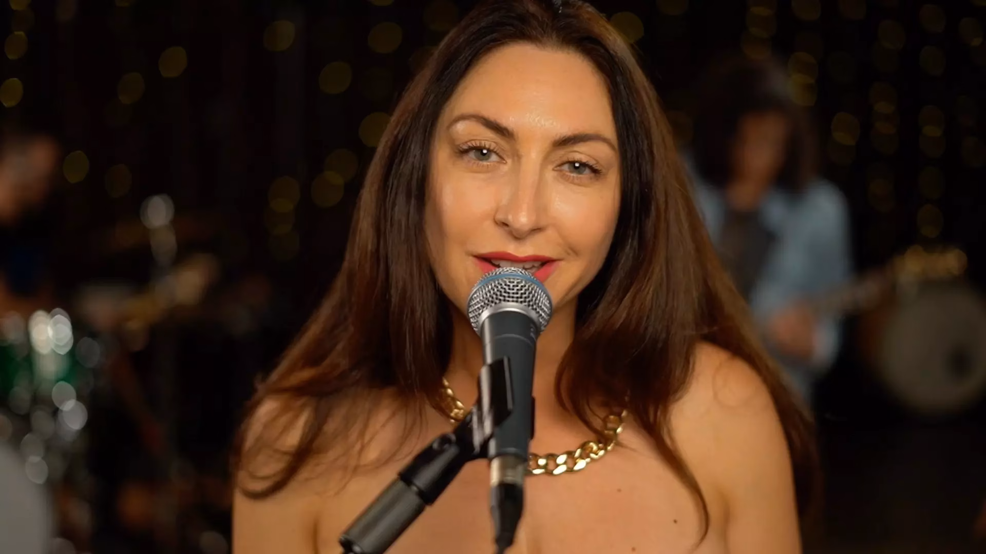 Press Play: Tara Macri Delivers A Glittering Performance Of Her Dreamer’s Anthem “Waking Up In California”