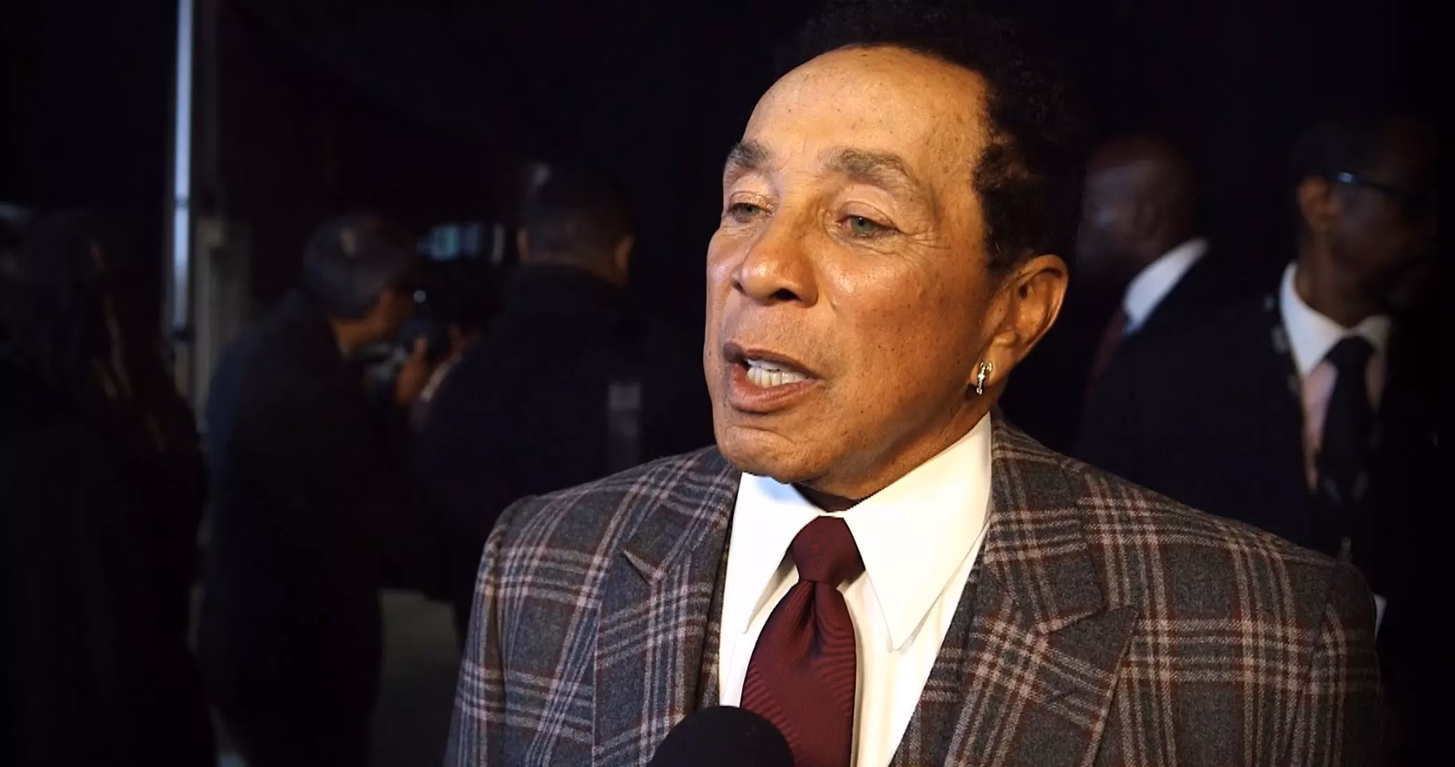 Smokey Robinson Honors “Lifelong Friend” Aretha Franklin With Moving Speech