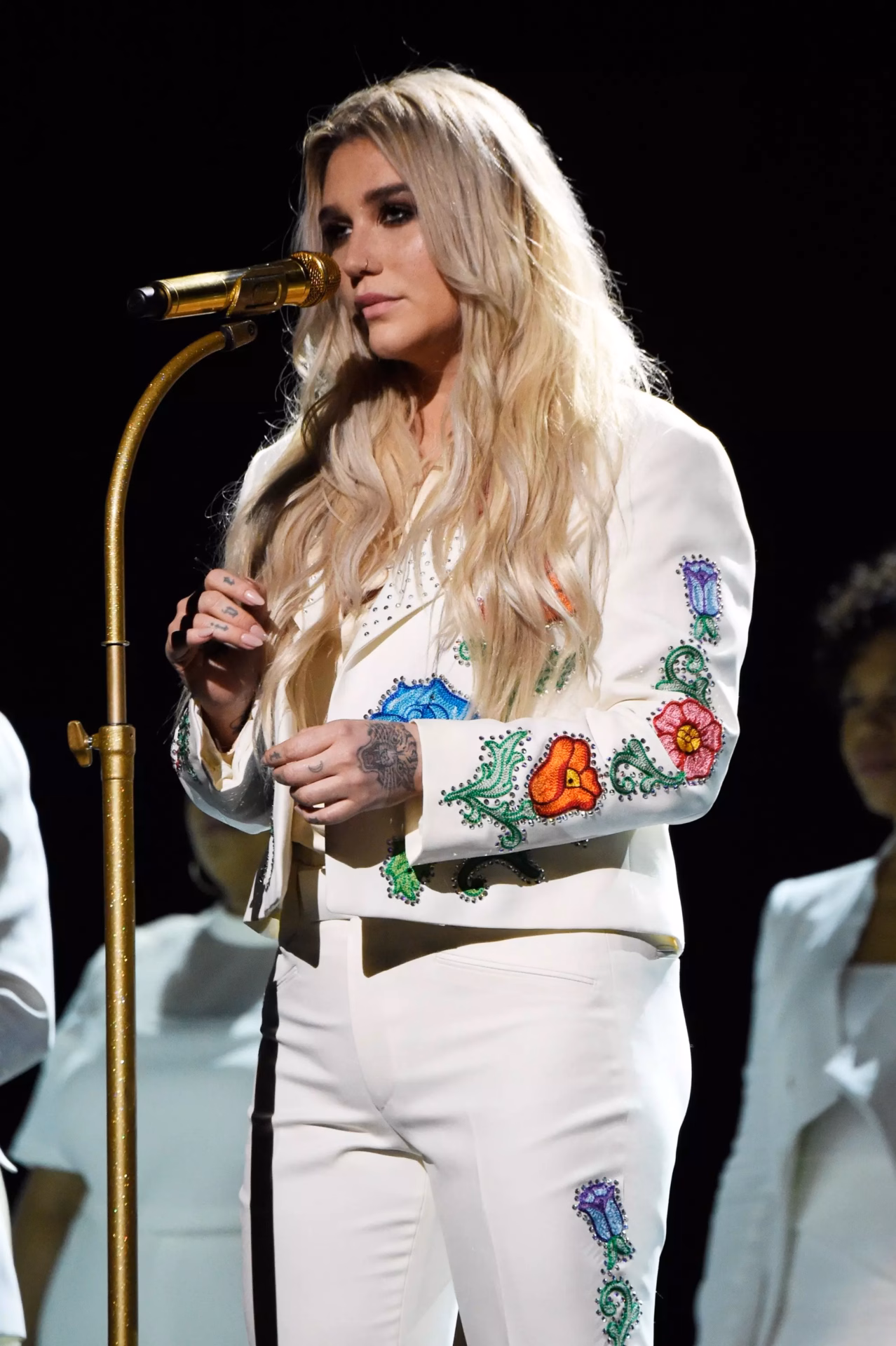 Kesha Fans “Praying” Her Knee Surgery Recovery Goes Smoothly