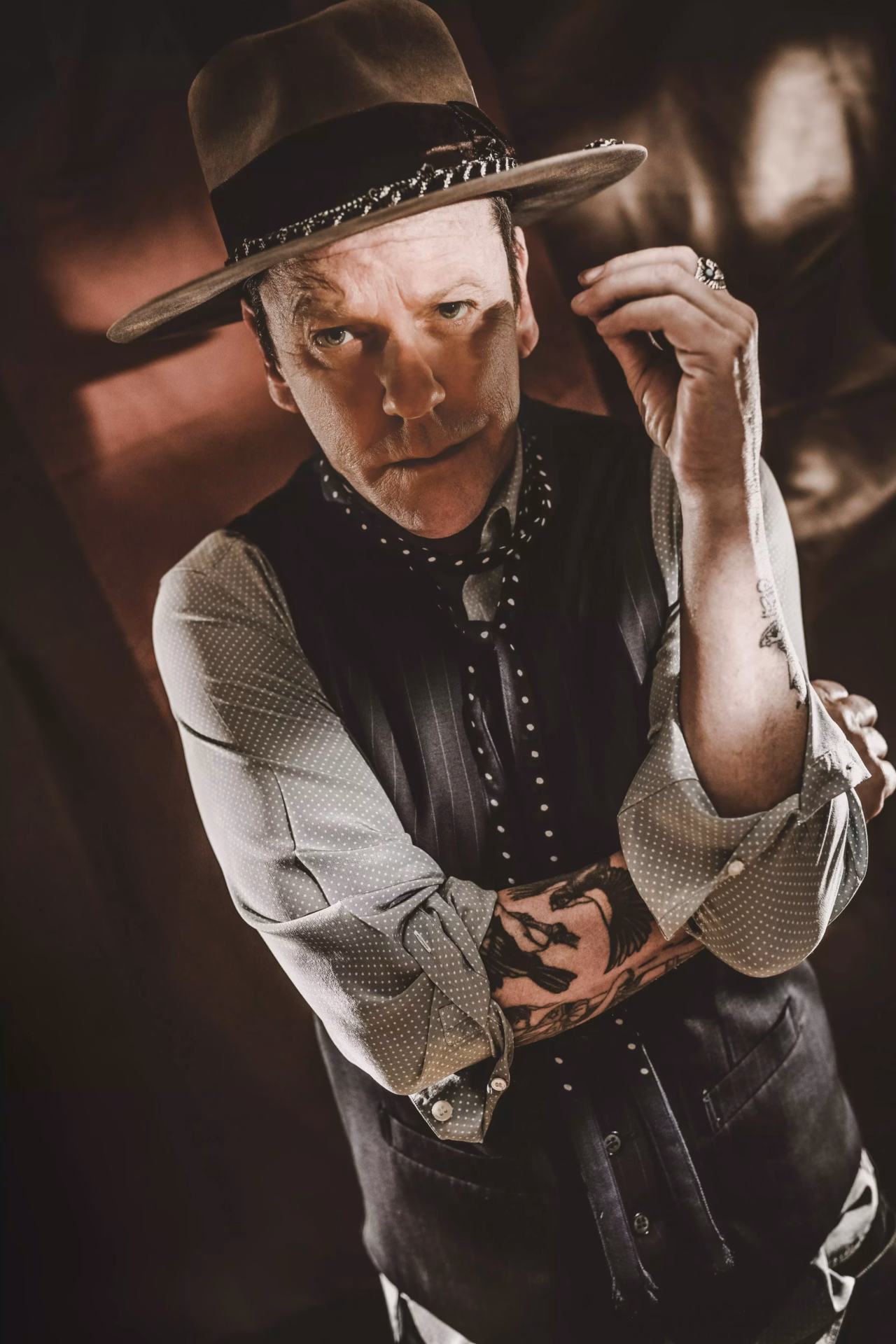 Kiefer Sutherland Talks New Album ‘Reckless & Me’ & Contending With The Actor-Turned-Musician Stigma