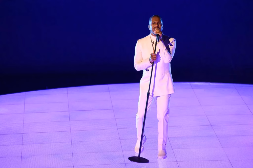 Leslie Odom, Jr. performs at the 