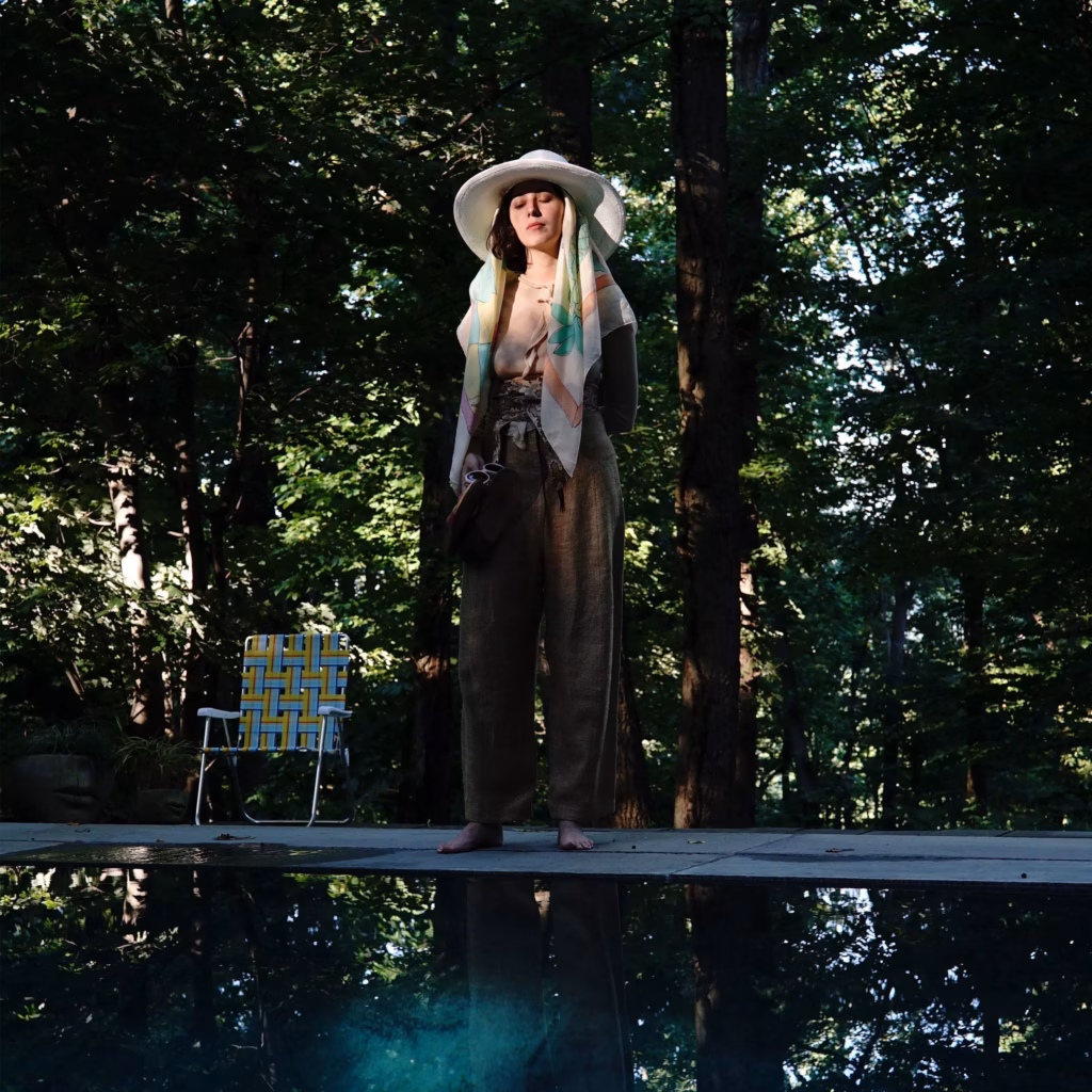 Maria Usbeck on 'Envejeciendo' cover