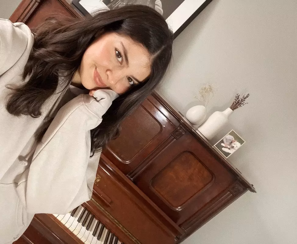 Quarantine Diaries: Jazz-Pop Upstart Nikki Yanofsky Is Listening To Marvin Gaye & Watching “Curb Your Enthusiasm”