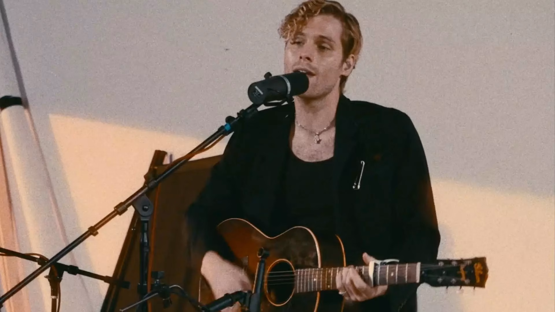 Press Play At Home: Watch Luke Hemmings’ Warm Performance Of “Baby Blue”