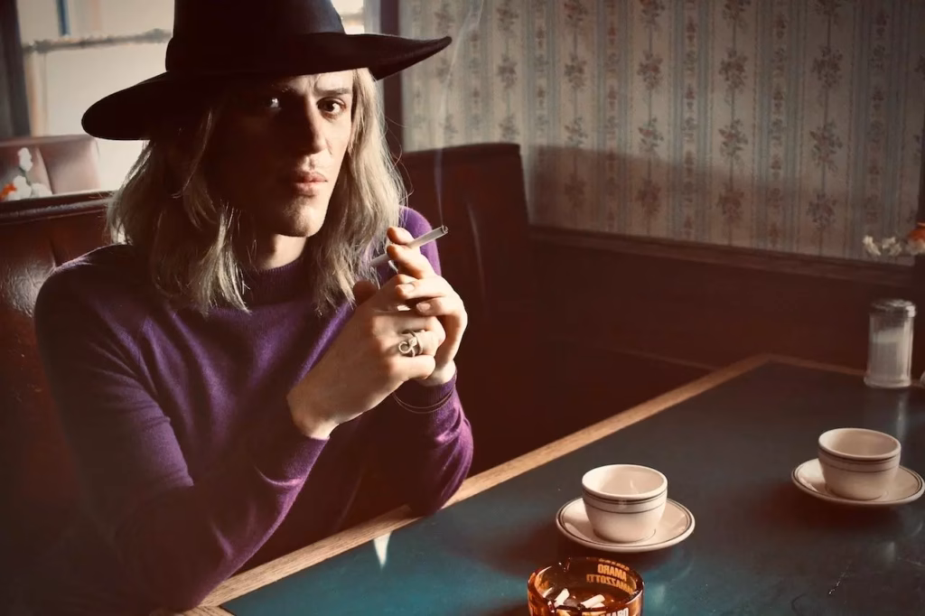 Johnny Flynn as David Bowie in Gabriel Range's 'STARDUST'